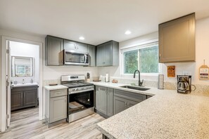 Fridge, microwave, stovetop, dishwasher - 1 Mi to Lake Gregory! Updated Family Home w/ Deck (Crestline)