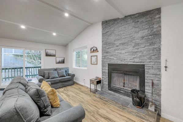TV, fireplace, books - 1 Mi to Lake Gregory! Updated Family Home w/ Deck (Crestline)