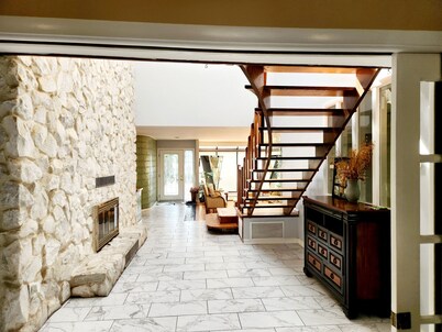 Spacious 5-bedroom house with AC in amazing Bay Shore