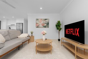 TV - Scandi Calm - Sleek 1BD Duplex near Everything (Pimpama)