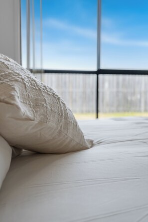 Iron/ironing board, WiFi, bed sheets - Scandi Calm - Sleek 1BD Duplex near Everything (Pimpama)