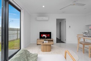 1 bedroom, iron/ironing board, WiFi, bed sheets - Scandi Calm - Sleek 1BD Duplex near Everything (Pimpama)