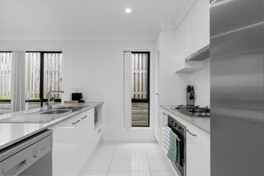 Oven, stovetop, dishwasher - Scandi Calm - Sleek 1BD Duplex near Everything (Pimpama)