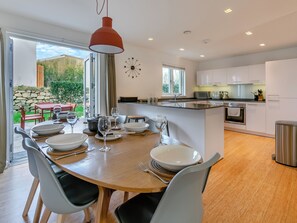 Kitchen/diner | Lodge 53 Una - St Ives Resort, Carbis Bay, near St Ives - 3 bedroom accommodation in Carbis Bay, near St Ives (Carbis Bay, near St Ives)