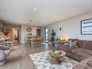 TV, fireplace - The Granary - UK48622 (Rachel&rsquo;s Farm)