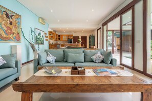 Smart TV - Villa Samsara – 3BR Pool Villa Near Berawa Beach (Kabupaten Badung)