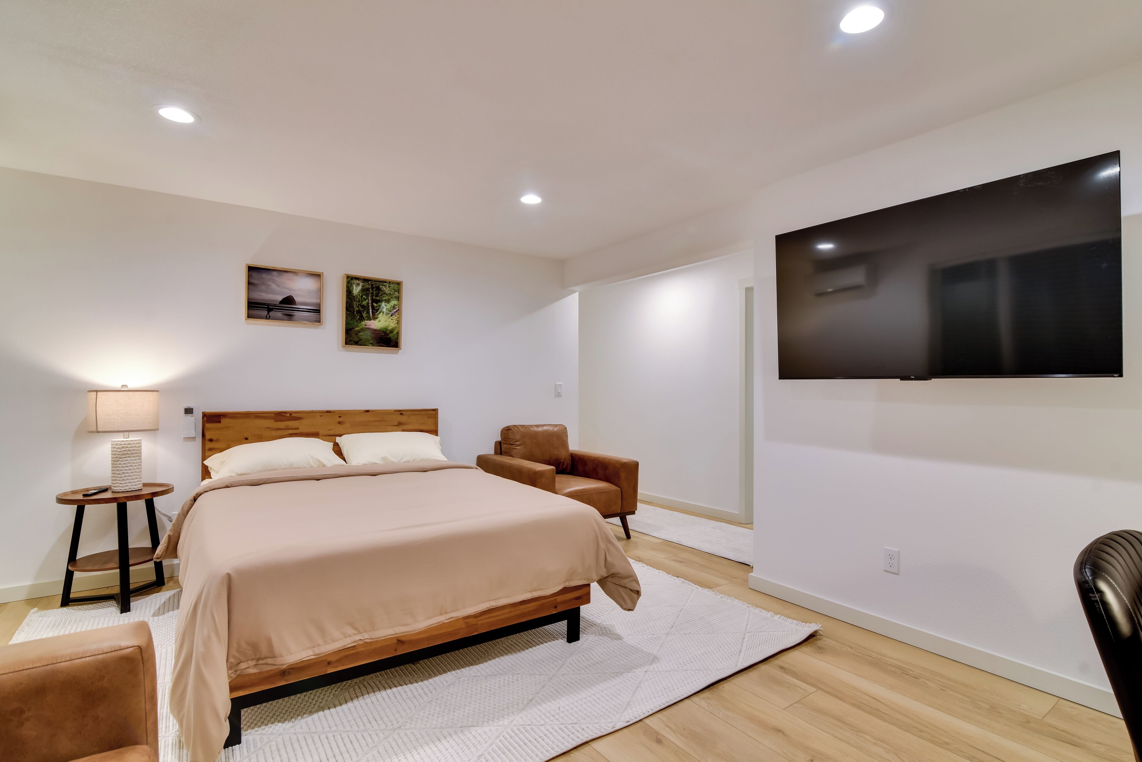 Een bureau, een strijkplank/strijkijzer, internet, beddengoed