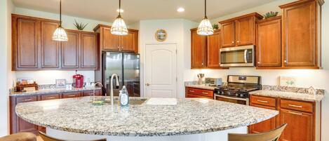 Fridge, microwave, stovetop, dishwasher