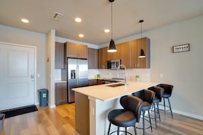 Cookware/dishes/utensils