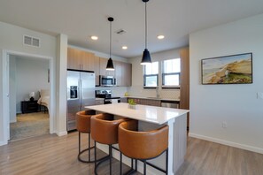 Fridge, microwave, stovetop, dishwasher