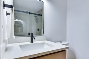 Hair dryer, towels - Healthcare Workers' Home Base! Portland Apt (Portland)