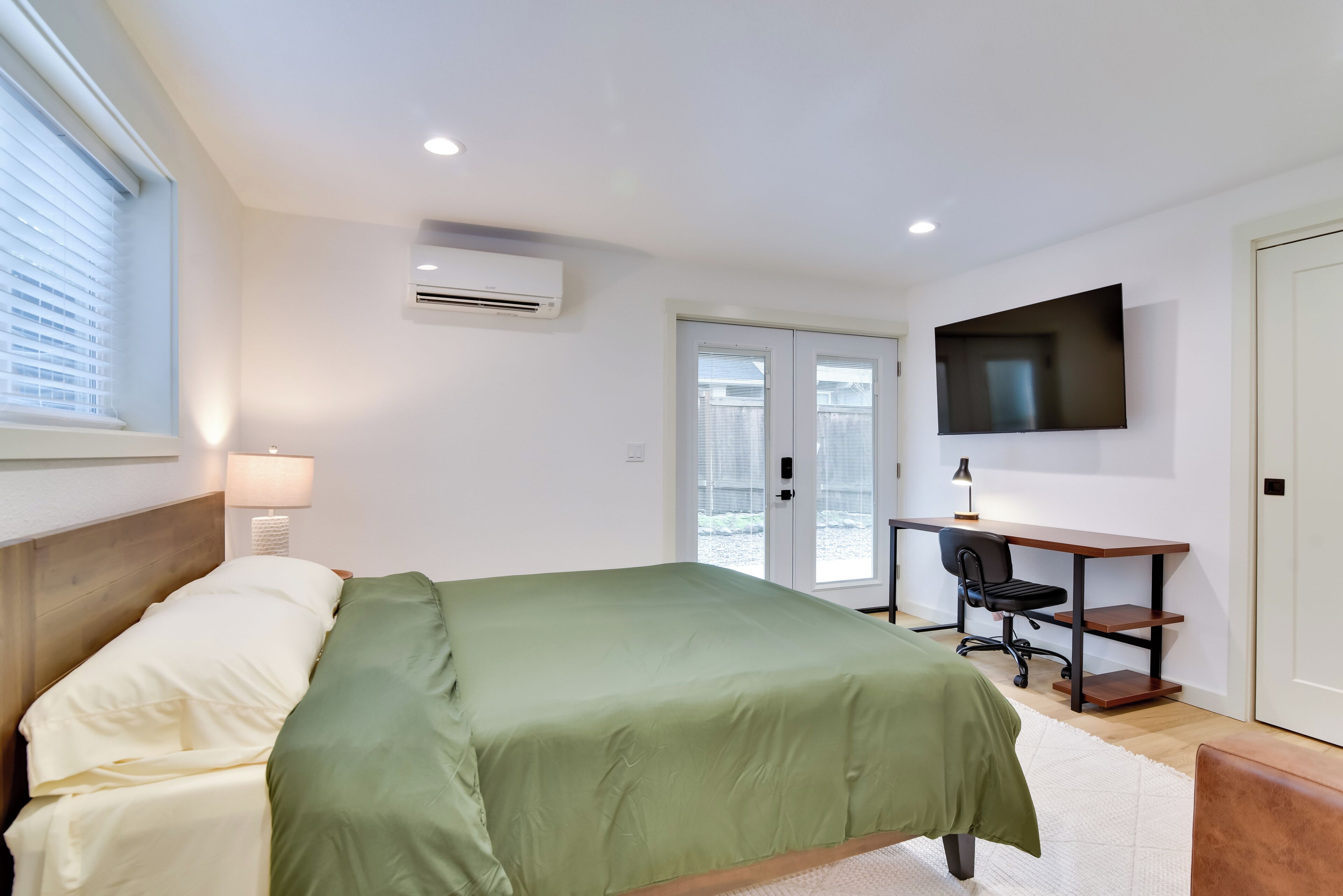 Iron/ironing board, Internet, bed sheets