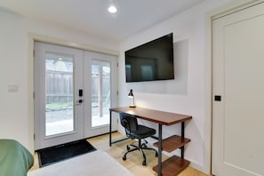 Iron/ironing board, Internet, bed sheets