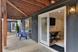 Terrace/patio - Healthcare Workers' Home Base! Portland Apt (Portland)