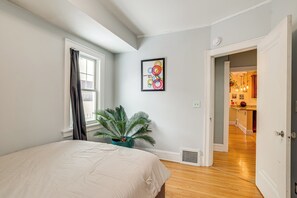 4 bedrooms, desk, iron/ironing board, Internet - Eclectic Family Home in Minneapolis: Dogs Welcome! (Minneapolis)