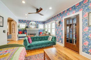 テレビ、書庫、ステレオ