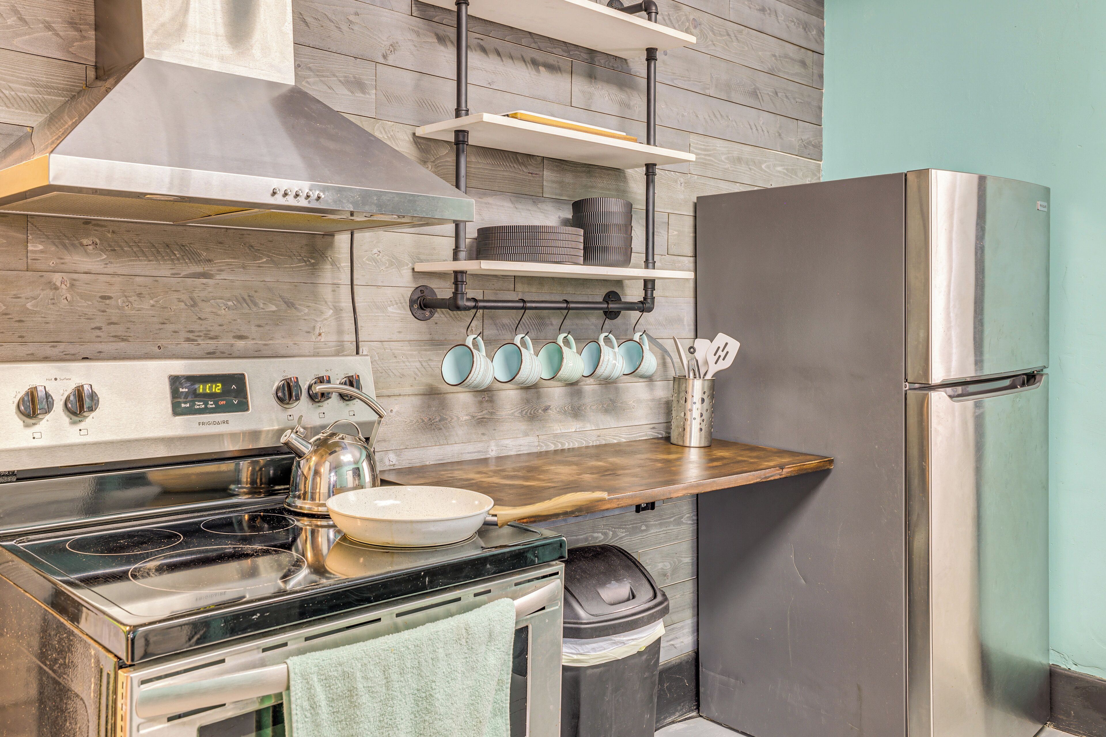 Frigorífico, microondas, placa de cocina y cafetera o tetera