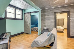 1 habitación, escritorio, tabla de planchar con plancha y internet 
