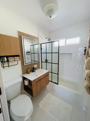 Hair dryer, towels, soap, shampoo - The North Park Stay in San Diego~ (San Diego)
