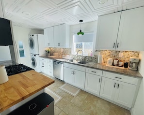 Fridge, microwave, oven, stovetop - The North Park Stay in San Diego~ (San Diego)