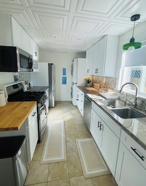 Coffee/tea maker, fridge, microwave, oven - The North Park Stay in San Diego~ (San Diego)
