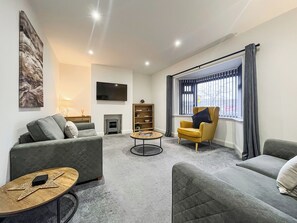 TV - 3 bedroom accommodation in Whitby (Whitby)