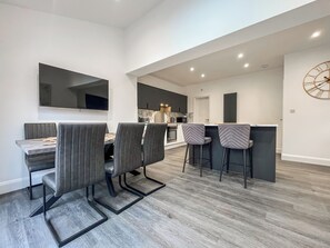 Dining - 3 bedroom accommodation in Whitby (Whitby)