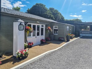 Exterior - 2 bedroom accommodation in Little Weighton, near Beverley (Little Weighton, near Beverly)