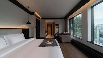 Quarto casal sênior, vista para a cidade | Edredons de pluma, frigobar, cortinas blackout, quartos à prova de som