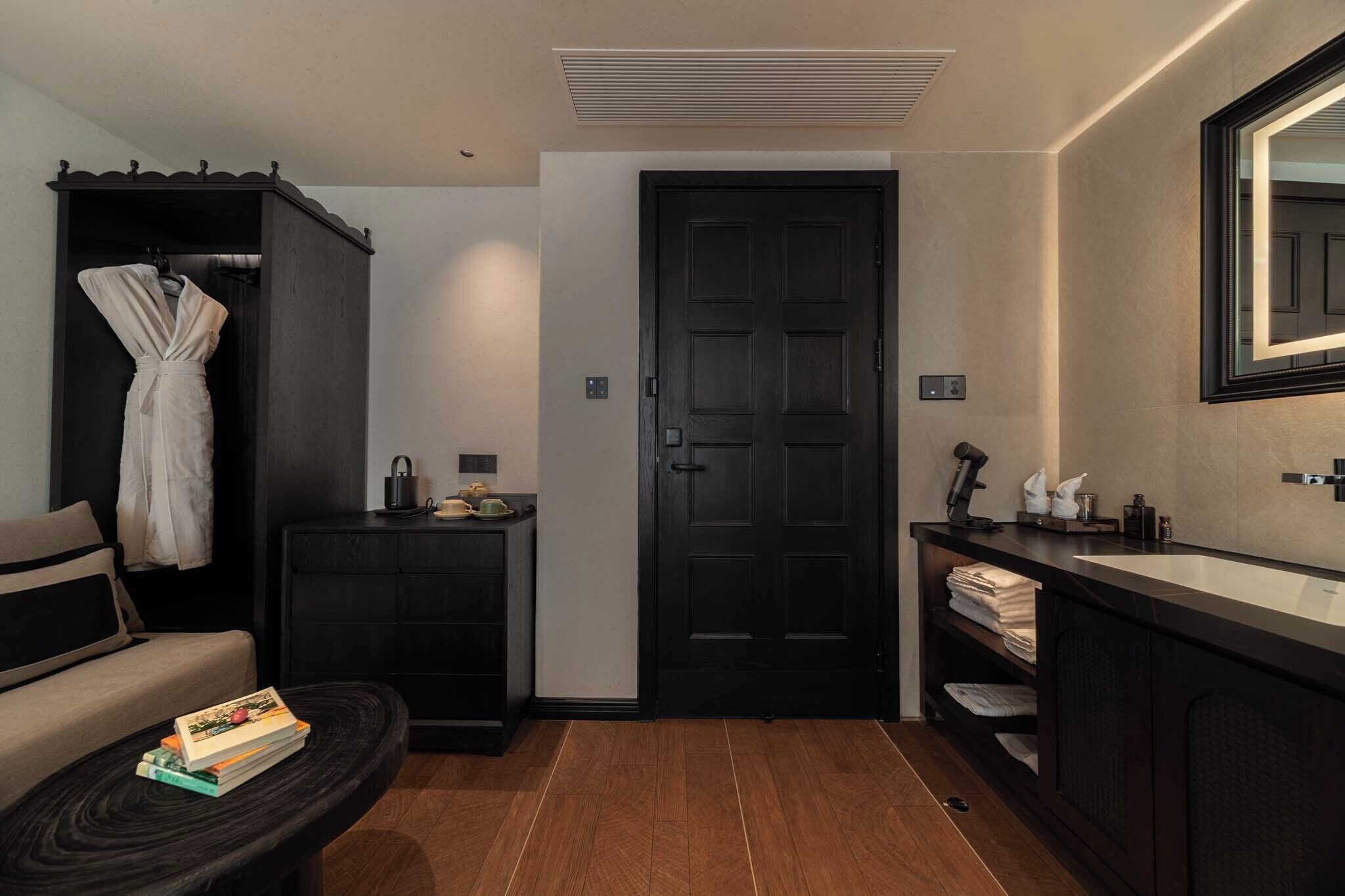 Superior Double Room, City View | Living area