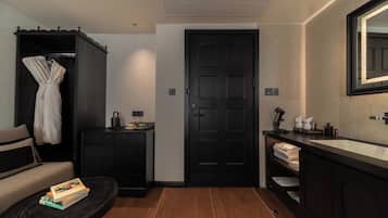 Superior Double Room, City View | Living area