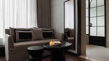 Senior Double Room, City View | Living area