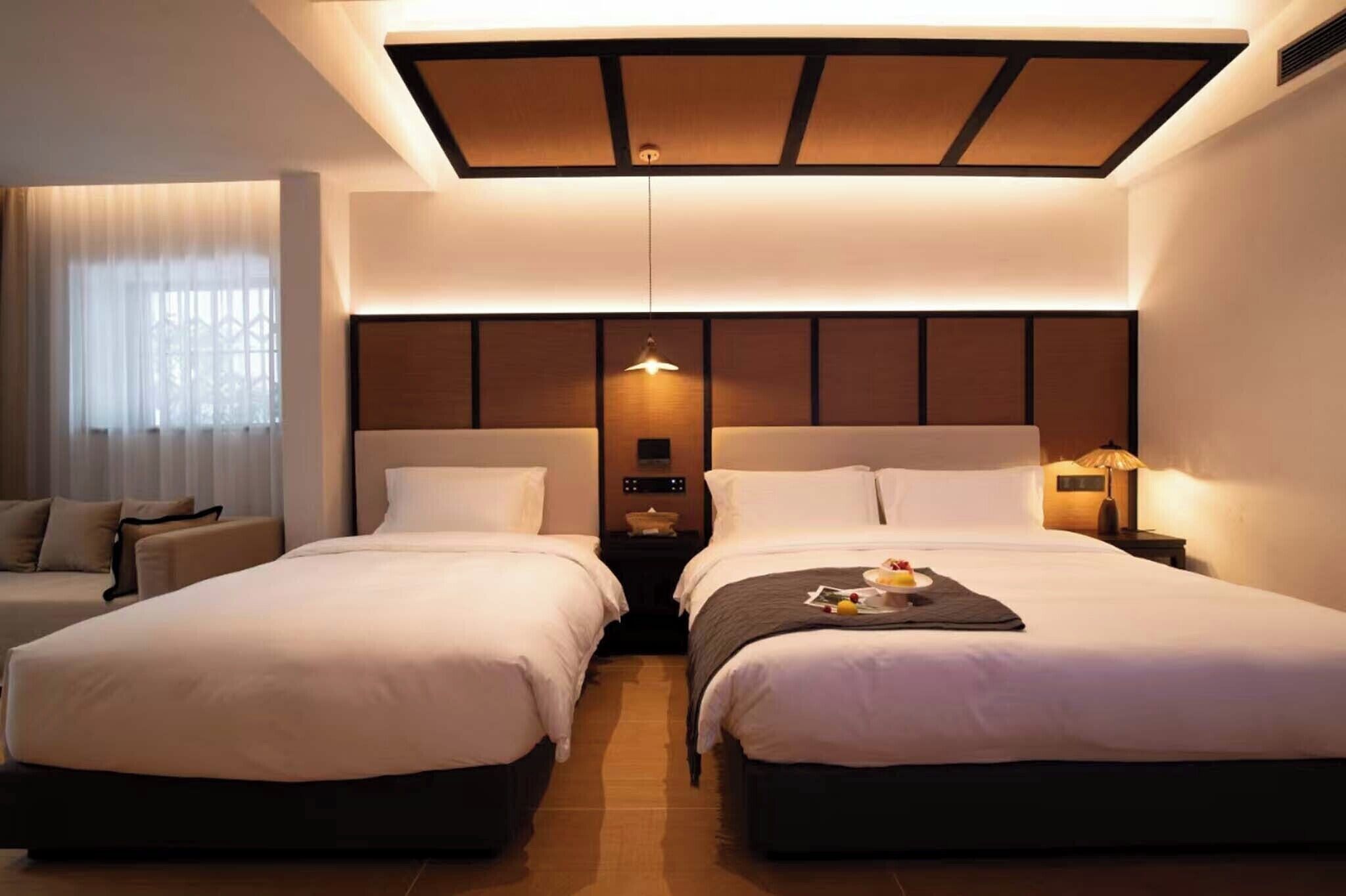 Familien-Zweibettzimmer, Stadtblick | Daunenbettdecken, Minibar, Verdunkelungsvorhänge, schallisolierte Zimmer