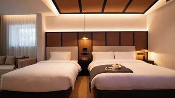 Cubrecamas, minibar, cortinas blackout y sistema de insonorización