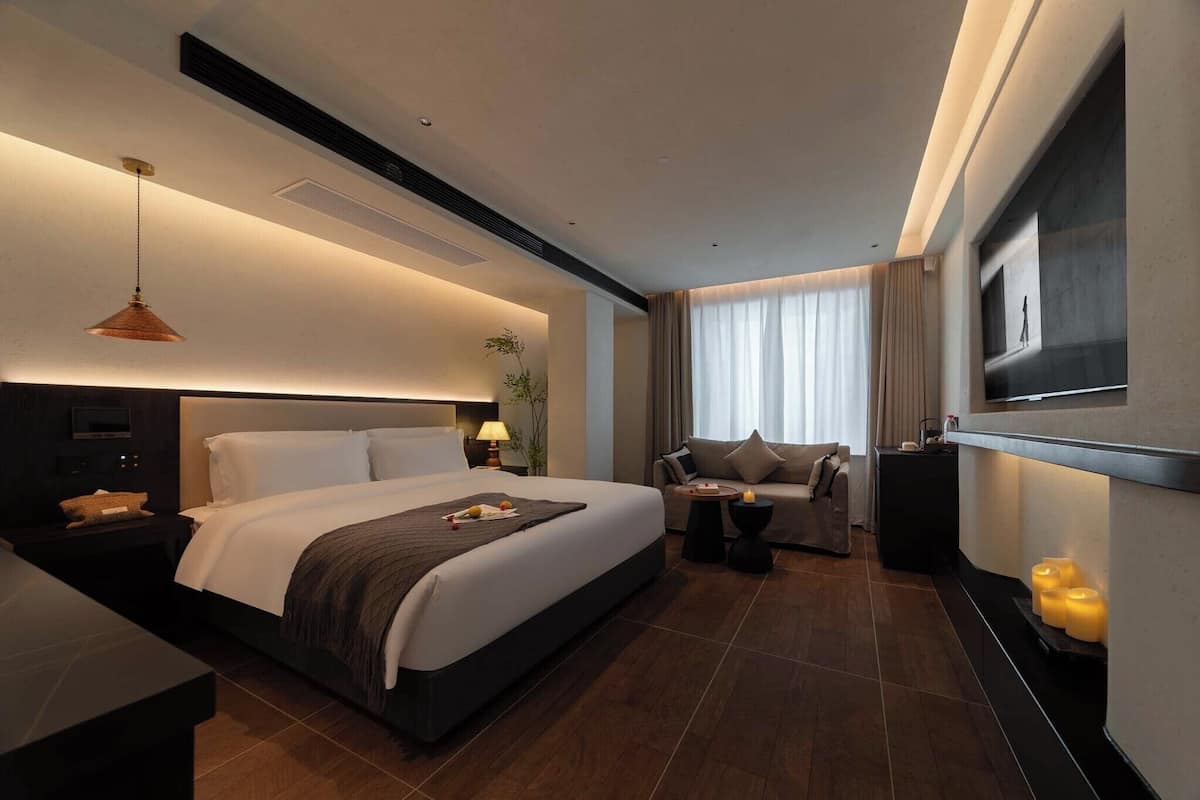 Basic-dobbeltværelse - byudsigt | Dundyner, minibar, mørklægningsgardiner, lydisolering