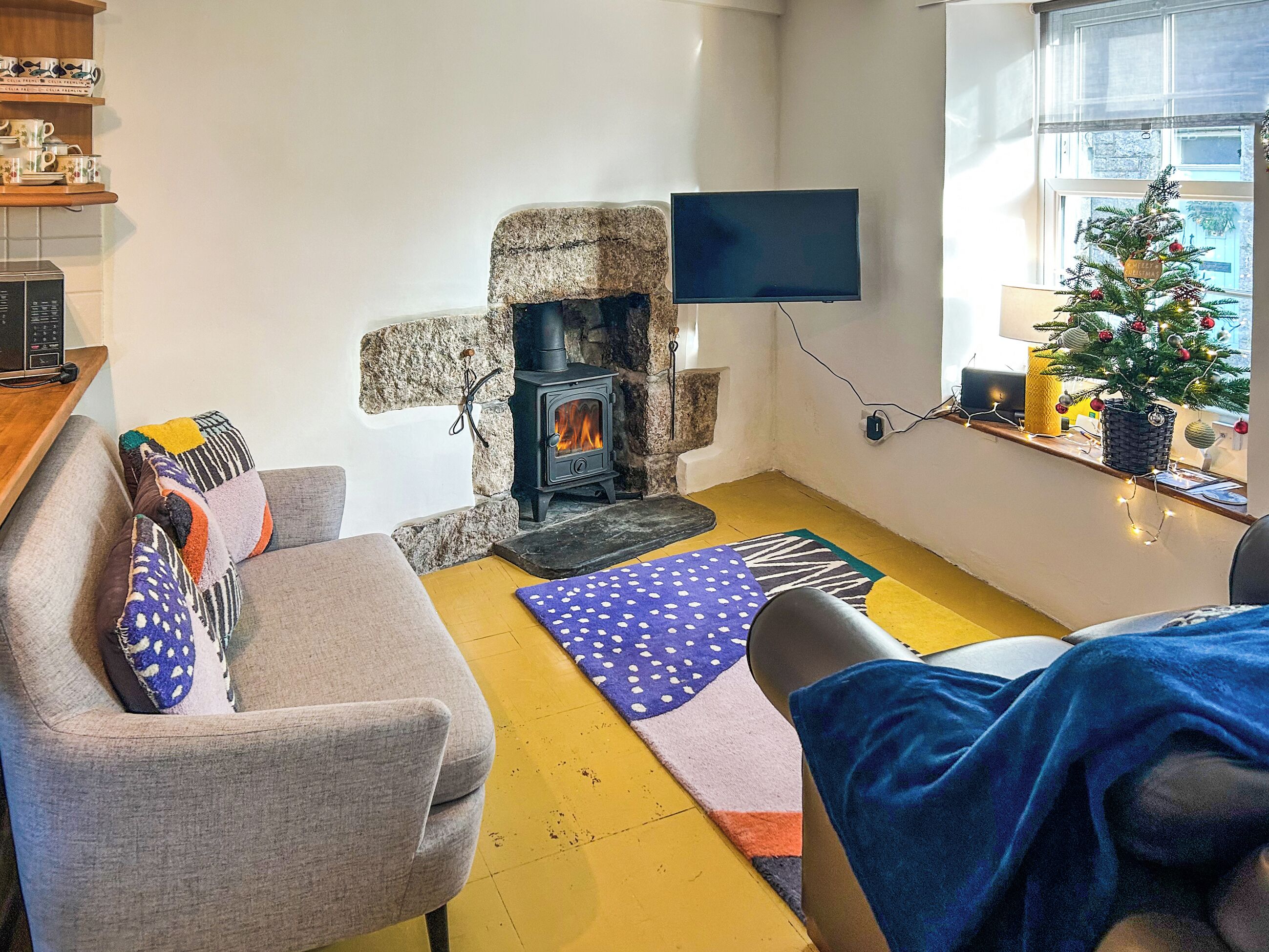 Een televisie en een open haard