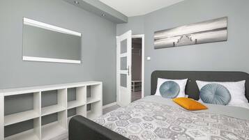 Escritorio, tabla de planchar con plancha, wifi y ropa de cama