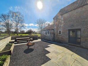 Outdoor dining - 2 bedroom accommodation in Glastonbury (Glastonbury)