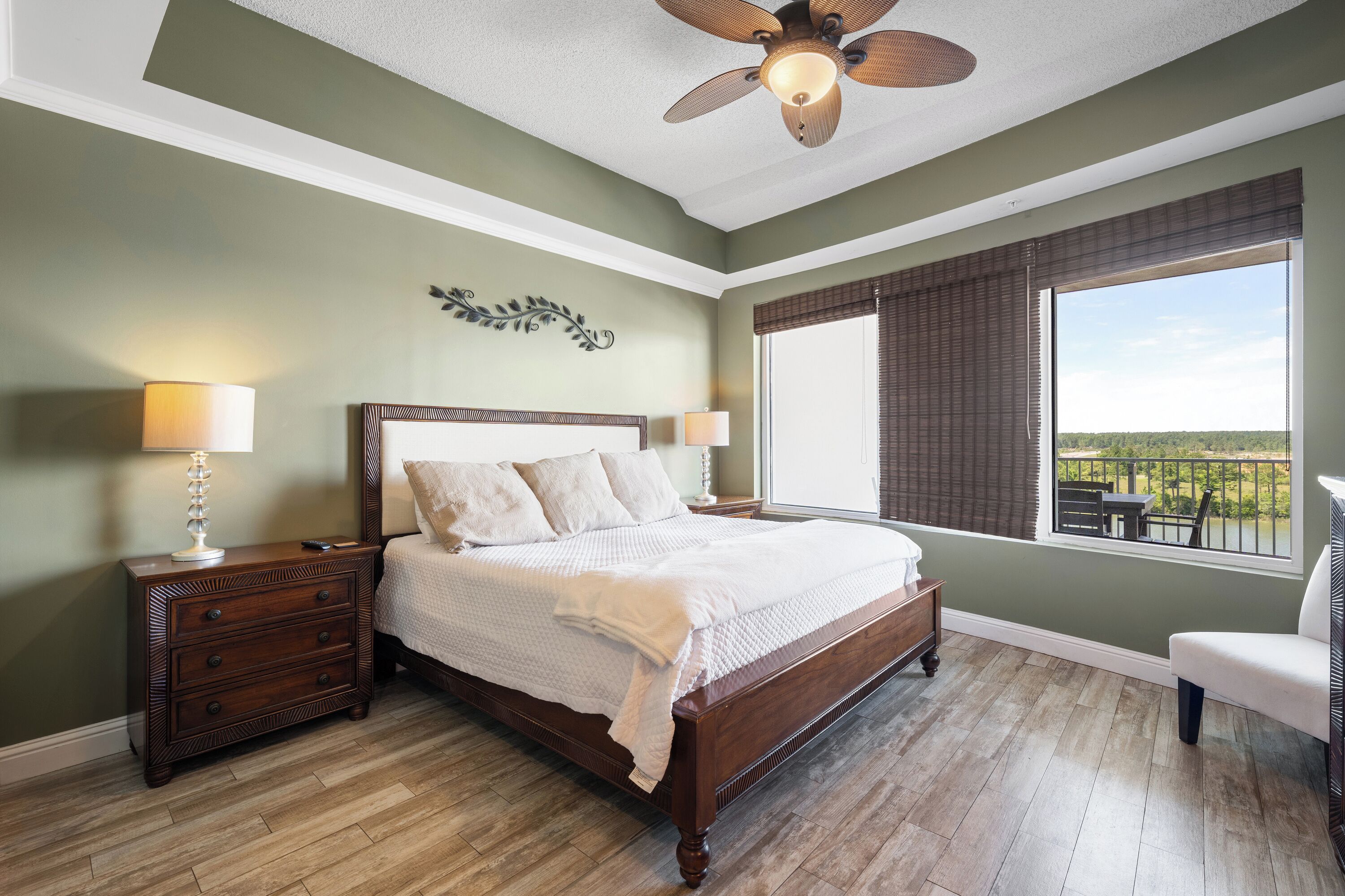 Condo com design assinado, 2 quartos, sacada, vista para o porto | Individualmente decorados, individualmente mobiliados
