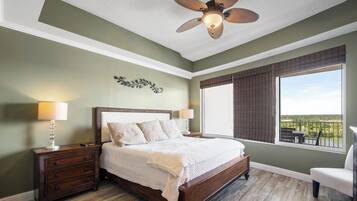 Condo com design assinado, 2 quartos, sacada, vista para o porto | Individualmente decorados, individualmente mobiliados