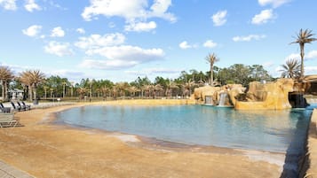 Inomhuspool och utomhuspool