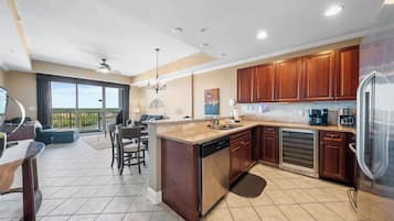 Signature Condo, 2 Bedrooms, Balcony, Harbor View | Private kitchen | Fridge, microwave, oven, stovetop