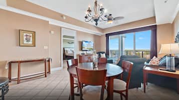 Signature Condo, 2 Bedrooms, Balcony, Harbor View | In-room dining