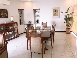 Dining - Spacious 6-bedroom house in the heart of Rawalpindi with wifi, heating, AC (Rawalpindi)