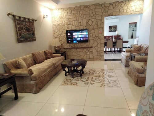 Spacious 6-bedroom house in the heart of Rawalpindi with wifi, heating, AC