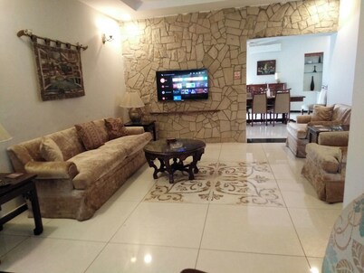Spacious 6-bedroom house in the heart of Rawalpindi with wifi, heating, AC