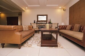 Living area - Spacious 6-bedroom house in the heart of Rawalpindi with wifi, heating, AC (Rawalpindi)