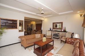 Smart TV - Spacious 6-bedroom house in the heart of Rawalpindi with wifi, heating, AC (Rawalpindi)
