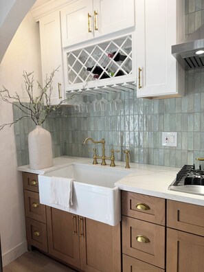 Refrigerador, microondas, parrilla de estufa y licuadora