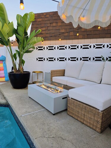 Your Private Pool Getaway, Gourmet Kitchen, Serene Stay Near Everything!